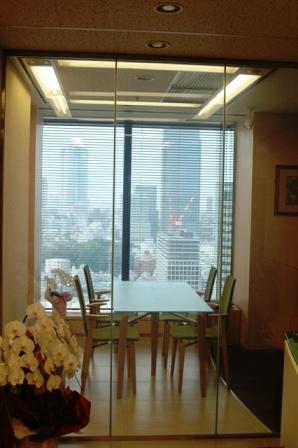 ガラス張りの部屋ですが、スイッチひとつでくもりガラスになります。六本木ヒルズと東京ミッドタウンが並んで見えています。